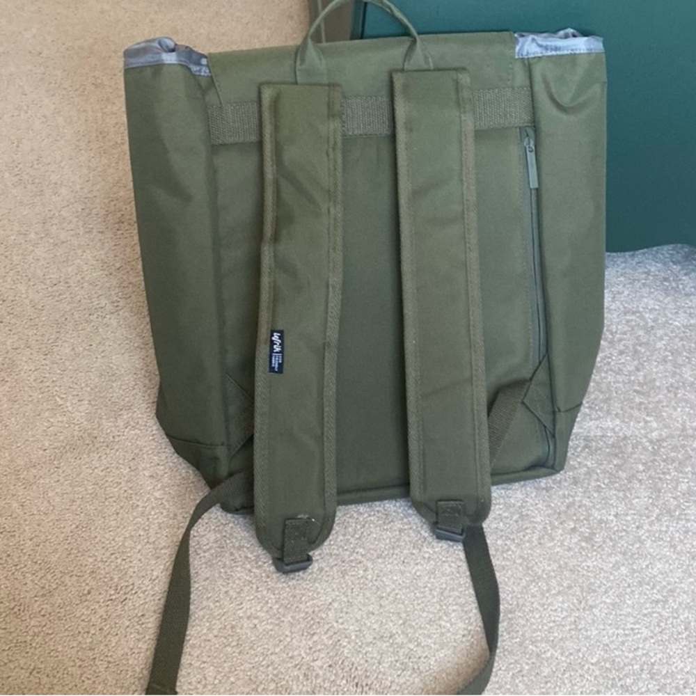 Backpack - Picture 2 of 6
